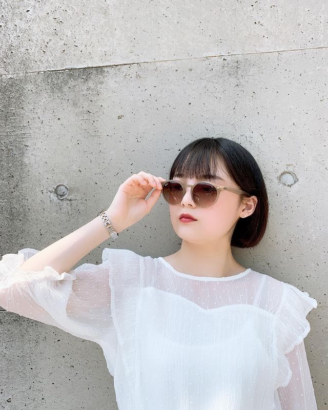 Ray-Ban(レイバンサングラス)RB 2180F-616613ブラウン(49)女性着用